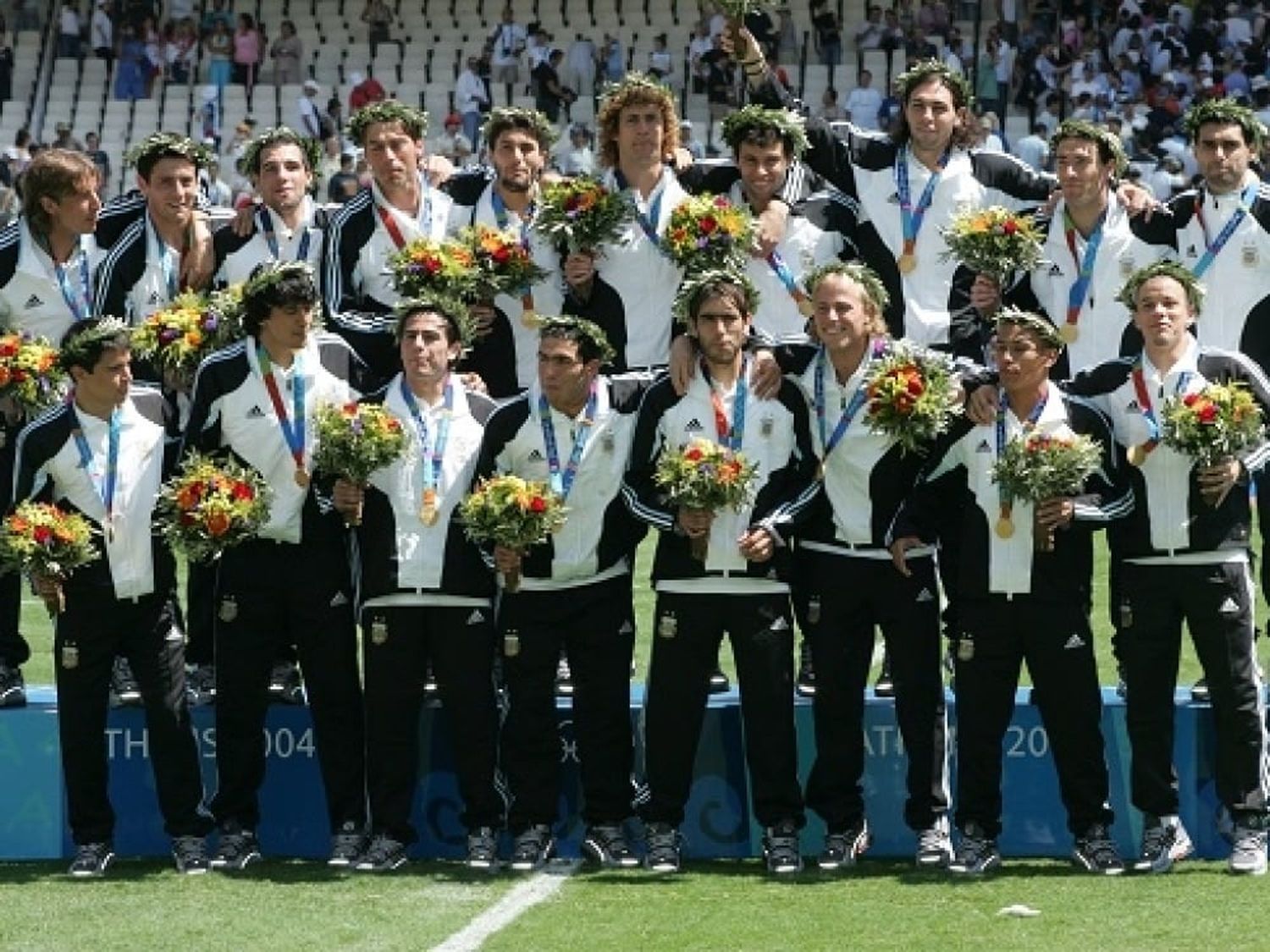 El seleccionado argentino de fútbol, campeón en Atenas 2004, con Mariano González en el tercer lugar de la fila superior.