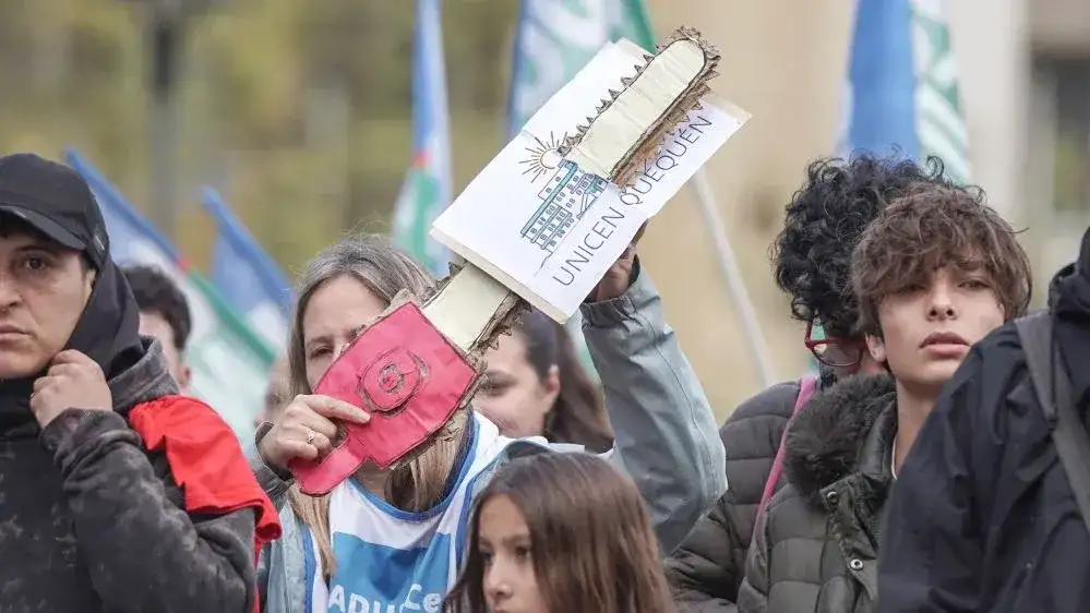 Marcha contra el recorte del presupuesto universitario en Necochea