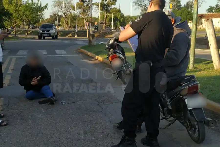 Dos motos chocaron cerca del cartel de Rafaela y una mujer terminó herida