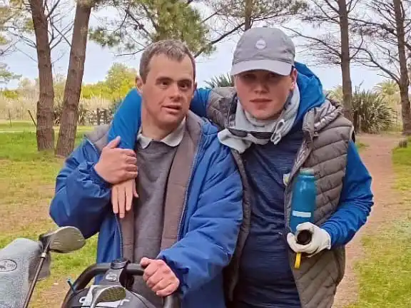 El profesor Gonzalo Ortíz, con un alumno