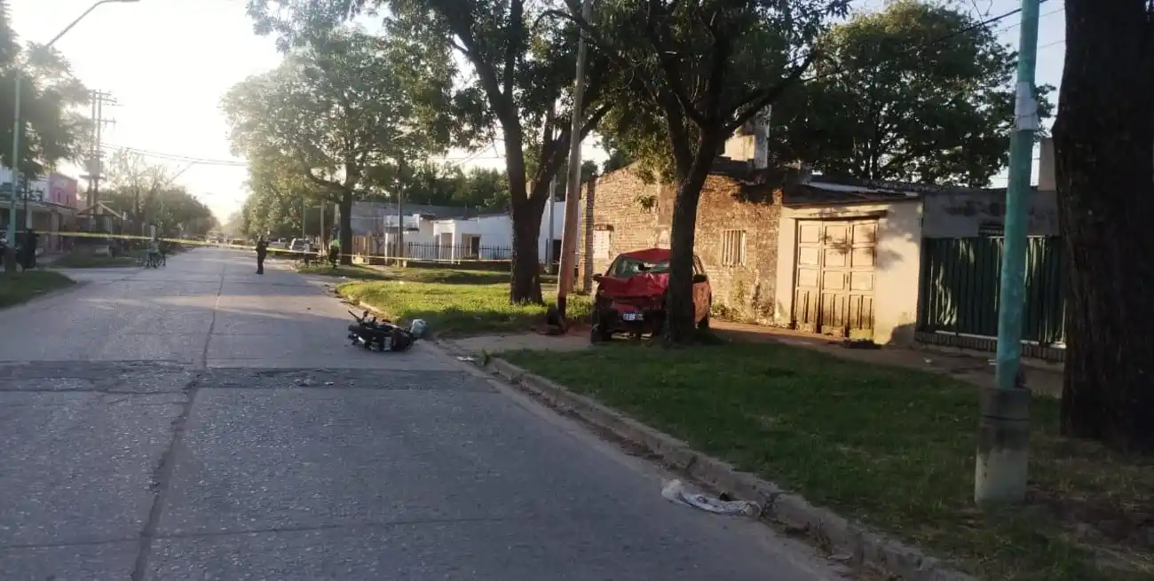 Así quedó el auto tras el choque con la moto. Crédito: Policía de Santa Fe
