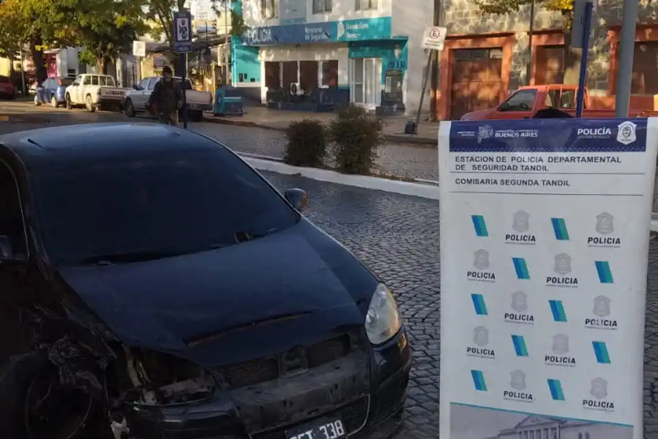 Circuló por Rodríguez en contramano desde Garibaldi hacia Arana e impactó varios autos estacionados