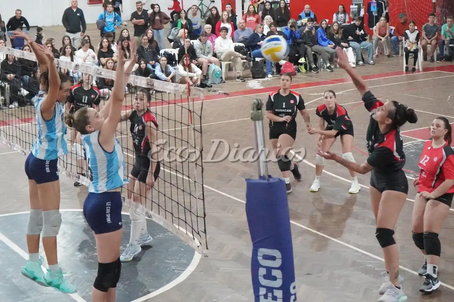 Duelo de estreno. El Open Neco de Vóleibol, tuvo en su previa el partido entre Las Panteritas y Huracán