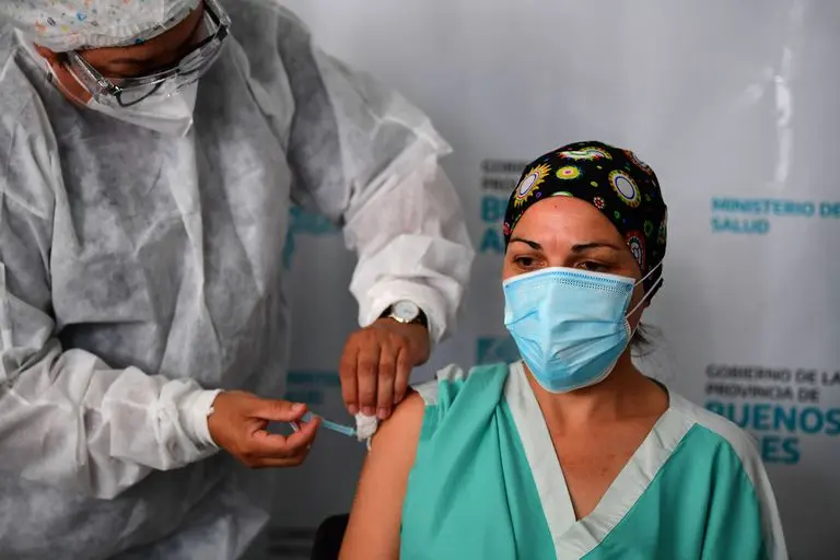 Sputnik V: ¿Cuántos de los vacunados tuvieron efectos adversos, cuáles fueron y qué cantidad requirió hospitalización?