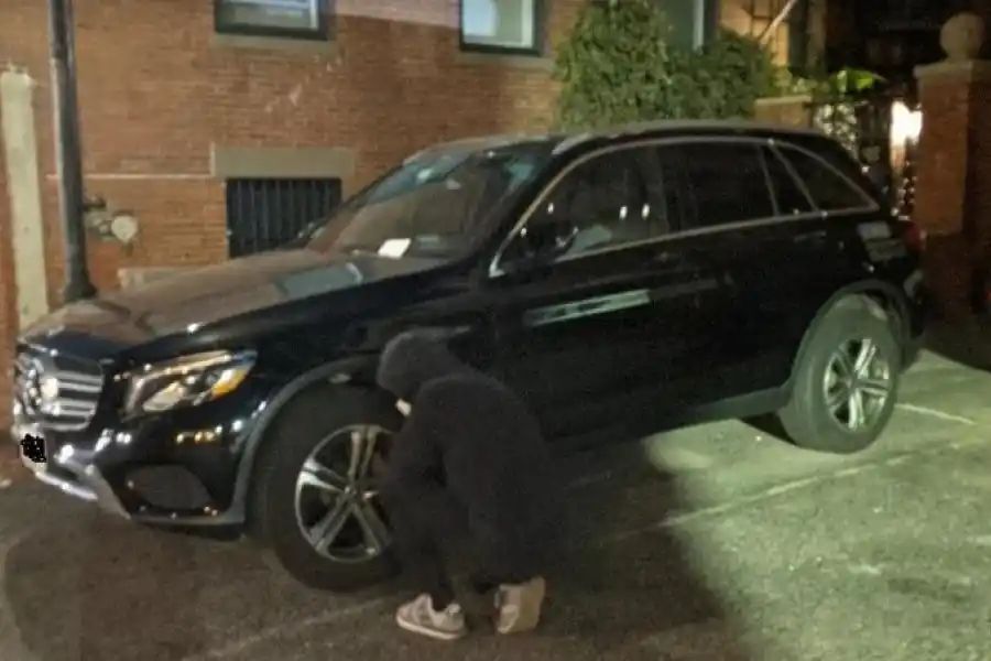 Activistas ambientales desinflaron ruedas de autos a modo de protesta: "Tu nafta mata"