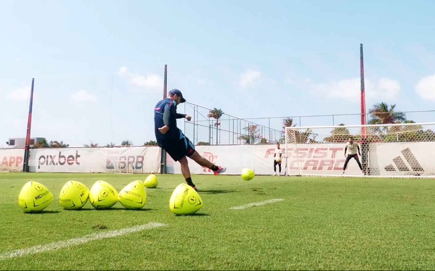 Video: la inédita pelota triangular que usa Flamengo