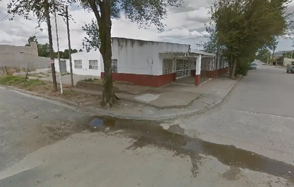 En la Escuela 47 un votante quedó encerrado en el cuarto oscuro y lo tuvieron que sacar por la ventana