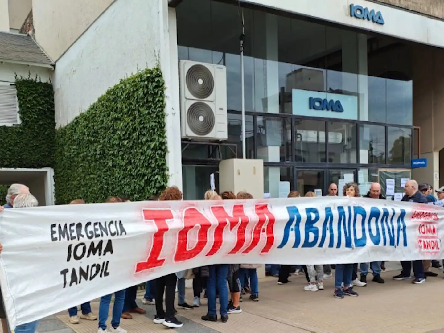 (Foto: archivo. Afiliados reclamaron frente a las oficinas de IOMA en Tandil).
