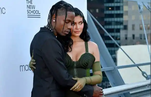 Kylie Jenner revela que está otra vez embarazada