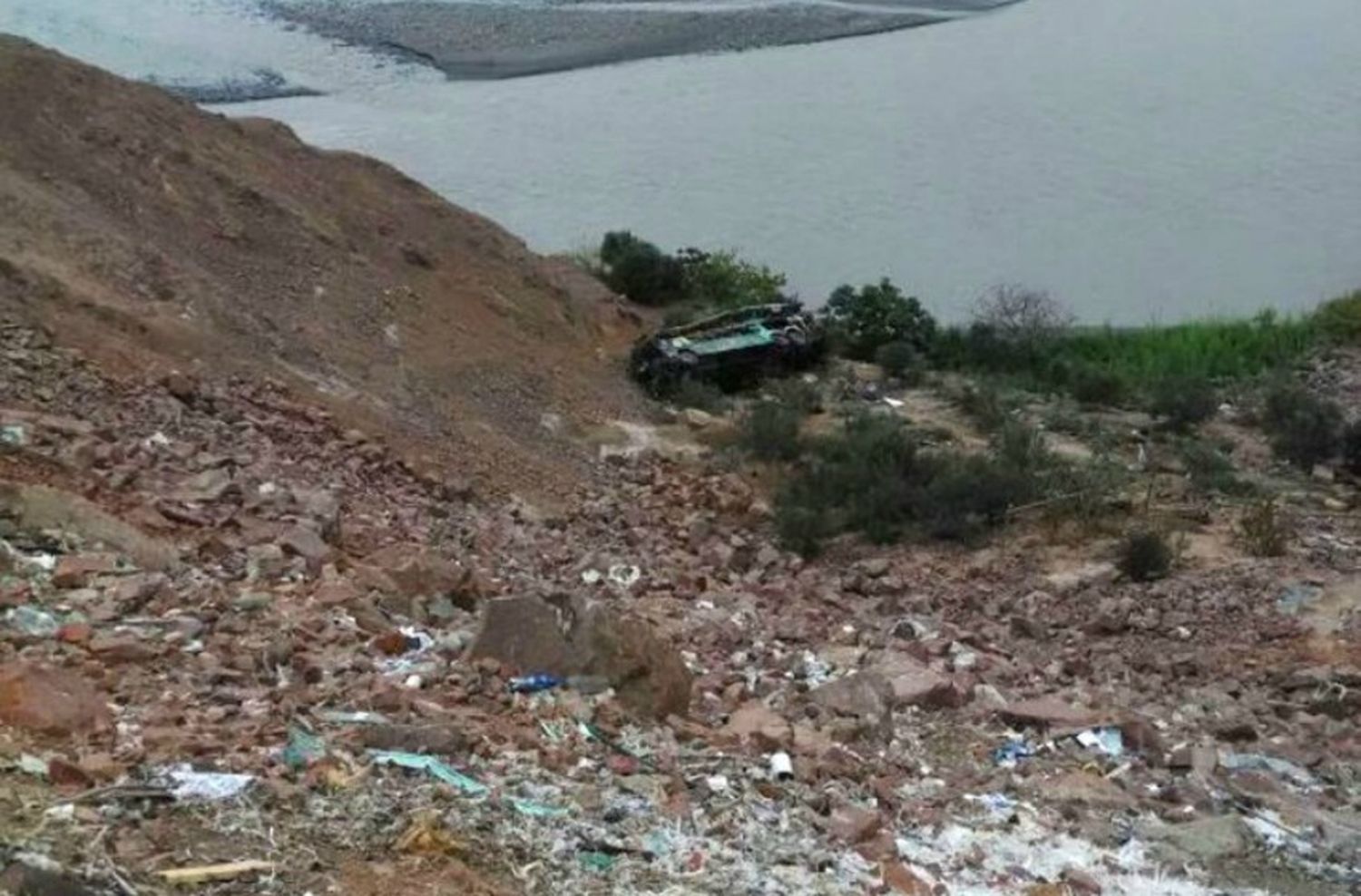 Un colectivo cayó por un precipicio en Perú y hay 35 muertos