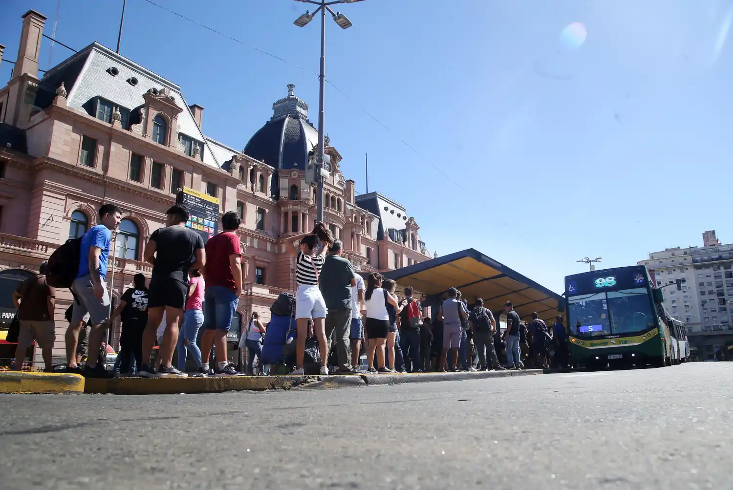 El paro de los ferroviarios incrementó la demanda del servicio de colectivos.