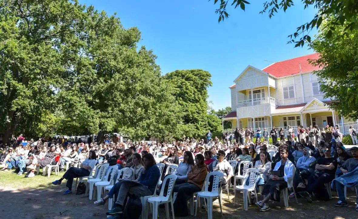 El evento tendrá lugar en los jardines del espacio cultural municipal y propone una experiencia para disfrutar del atardecer con música en vivo.