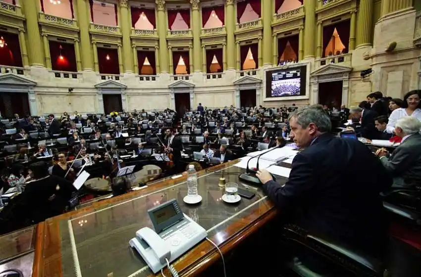 La oposición aprobó el proyecto que limita la suba de tarifas