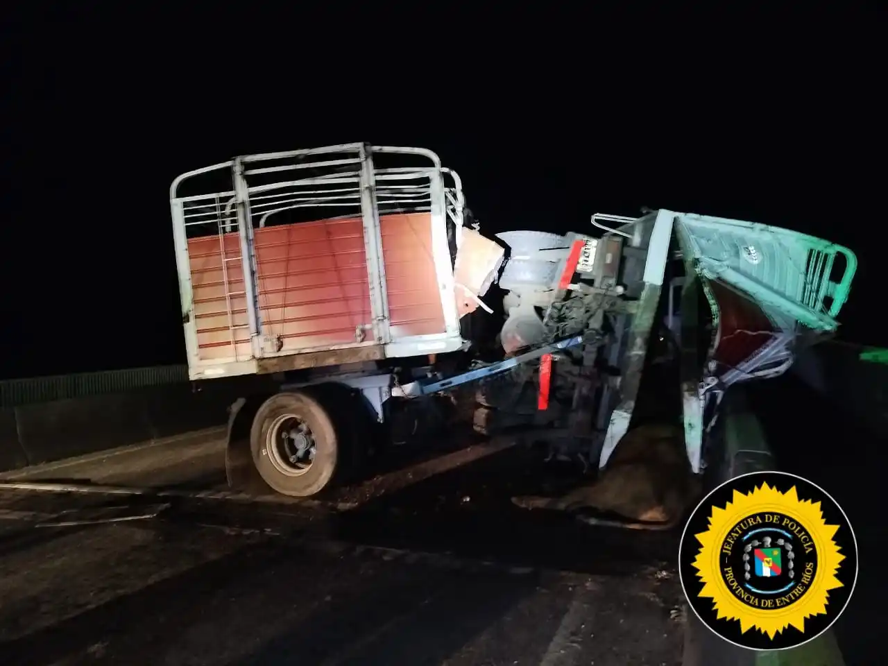 El tránsito aún permanece interrumpido en ambos carriles, mientras se desarrollan las pericias y las tareas de despeje en la zona.