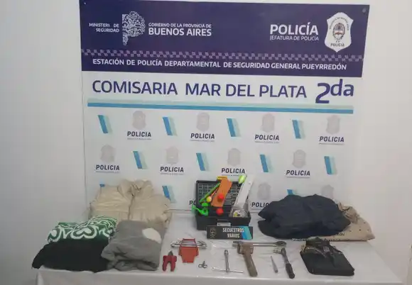 Robaron pertenencias de dos autos y se dieron a la fuga