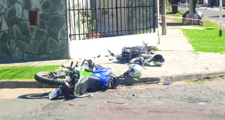 Una policía local chocó en moto