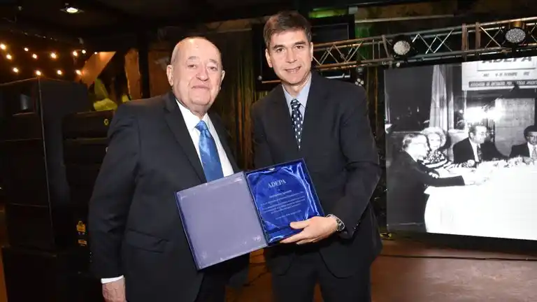 El ex director de Ecos Diarios recibe una plaqueta de manos de Daniel Dessein (La Gaceta de Tucumán)