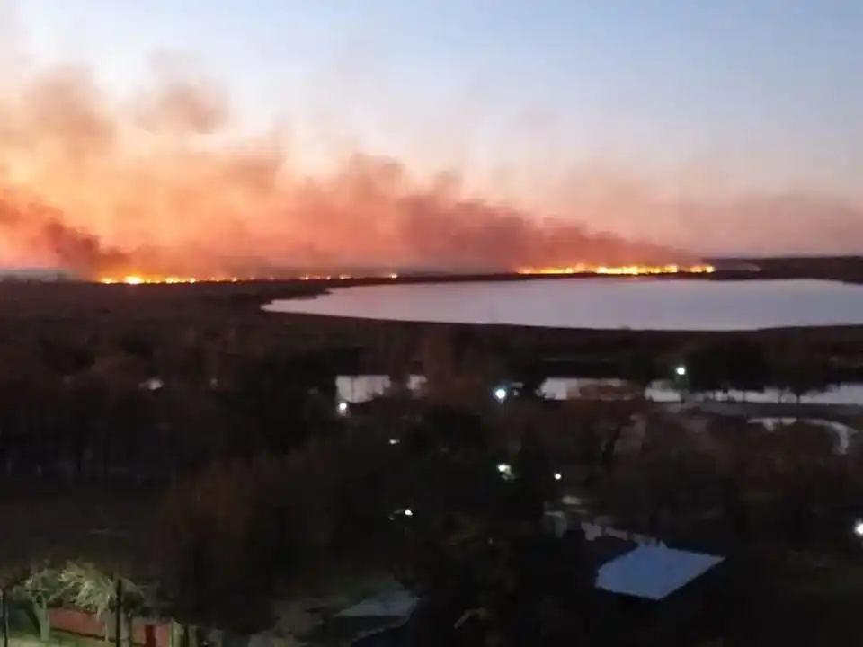 Descontrol total en las islas del Paraná: Los incendios causan estragos y el humo se volvió cotidiano