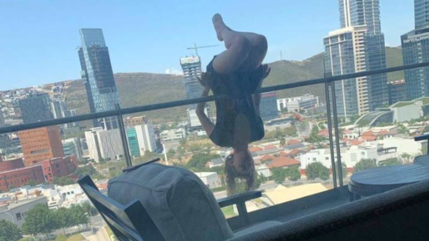 Fanática de los deportes extremos se cae de un balcón mientras hace yoga