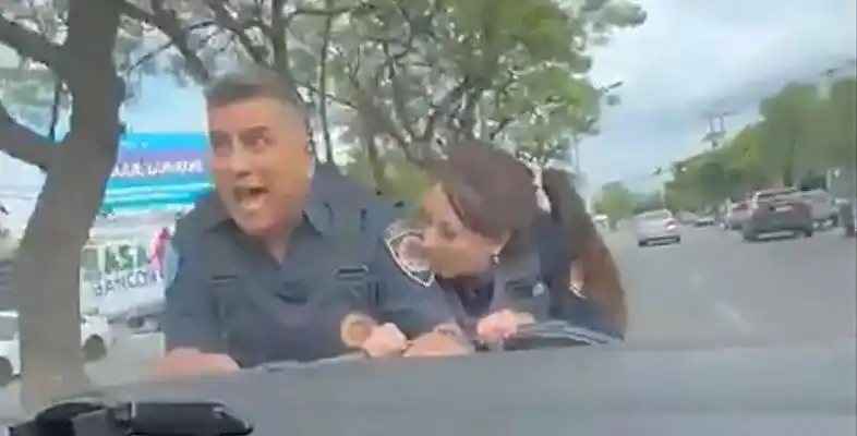 Qué pasó con los jóvenes que arrastraron a dos policías con un auto