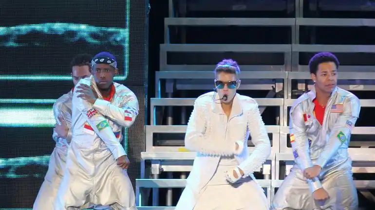 Justin Bieber suspendió su show porque le dolía la pancita