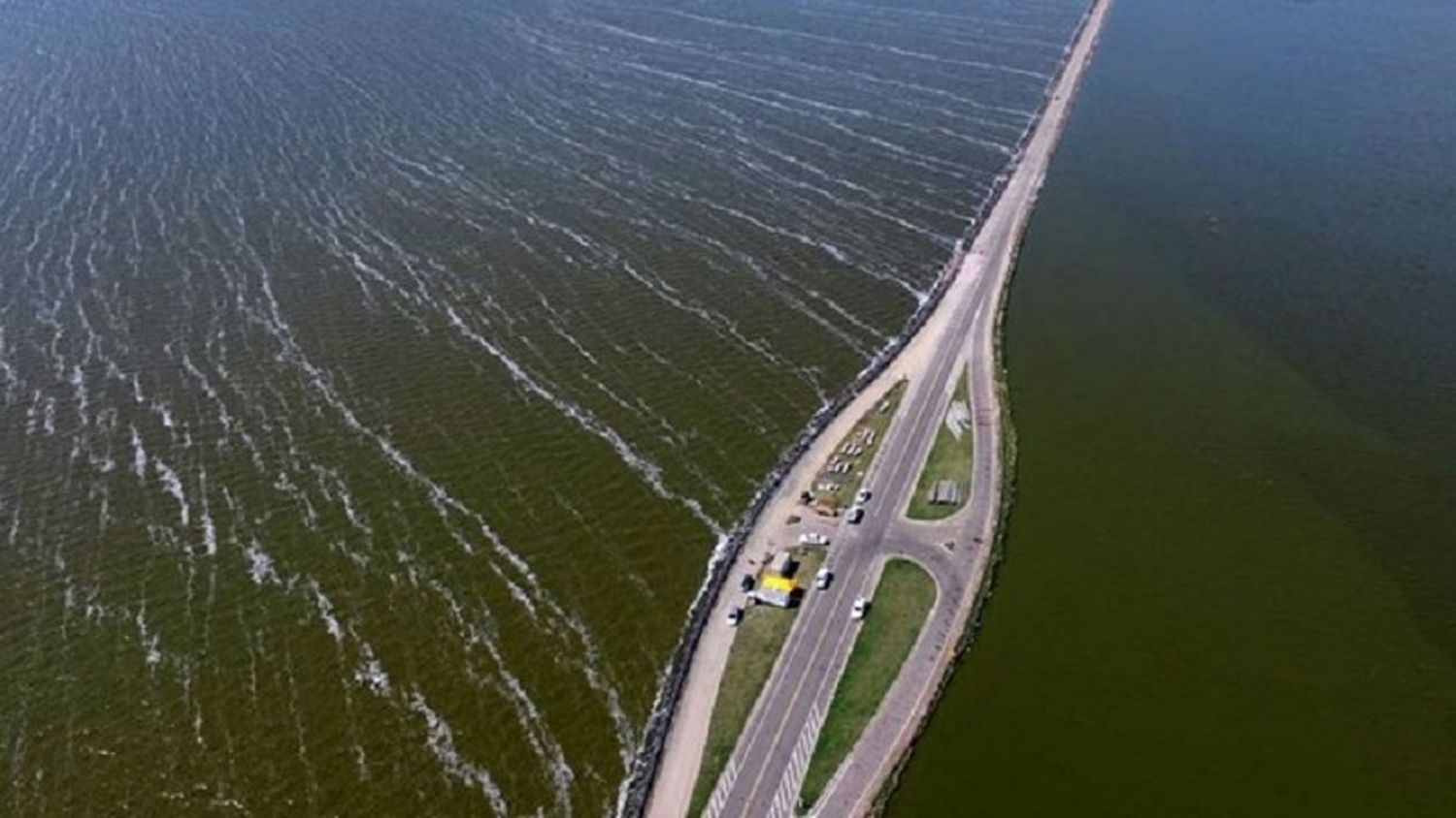 Las crecidas podrían volver a cortar la ruta 7 y las vías, agrandando la superficie inundada.