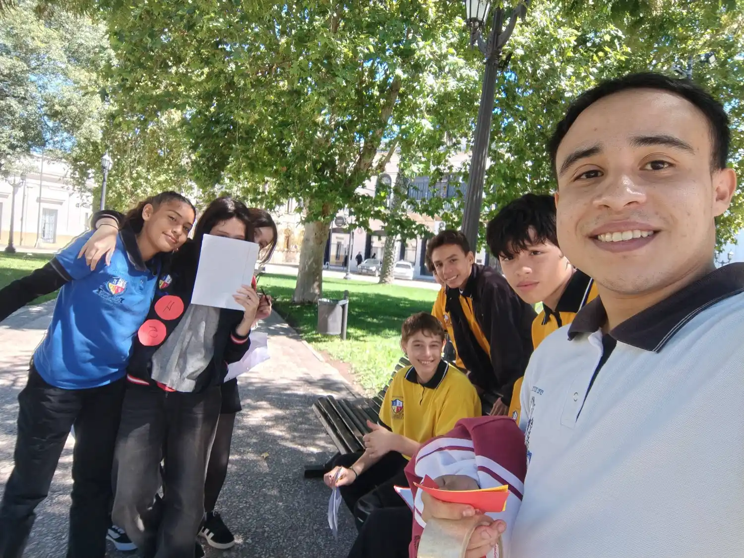 La plaza como aula: estudiantes del Leloir aprendieron Matemática y Biología en una experiencia al aire libre