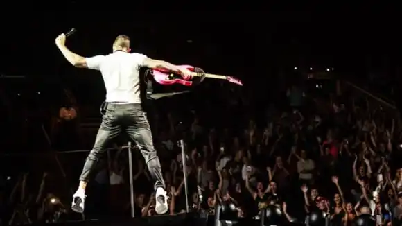 Maroon 5 incluye a Anuel AA y Tainy en su álbum