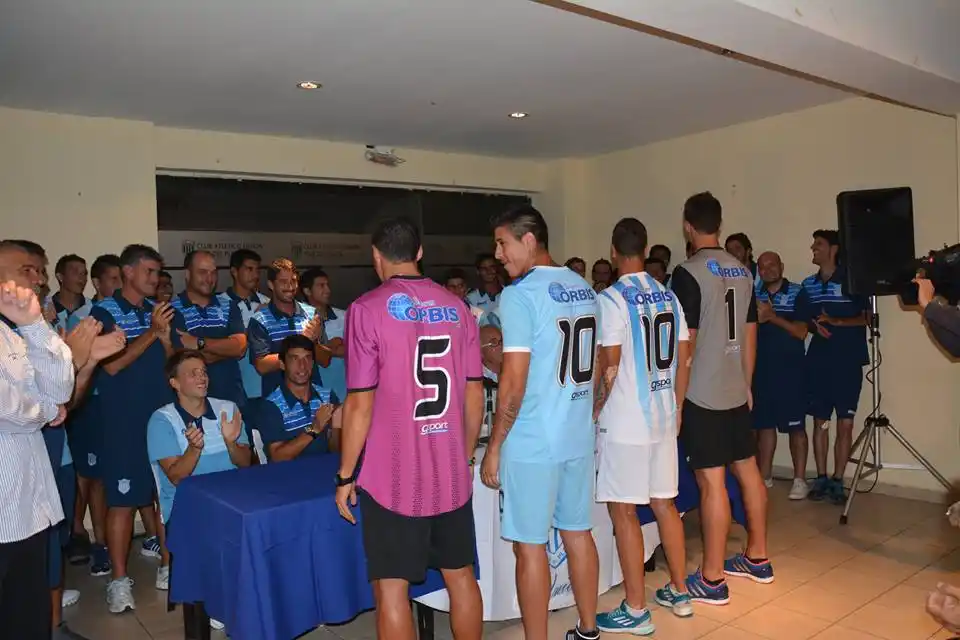 Números claros para las camisetas del conjunto marplatense. (Foto: Pedro Celano)