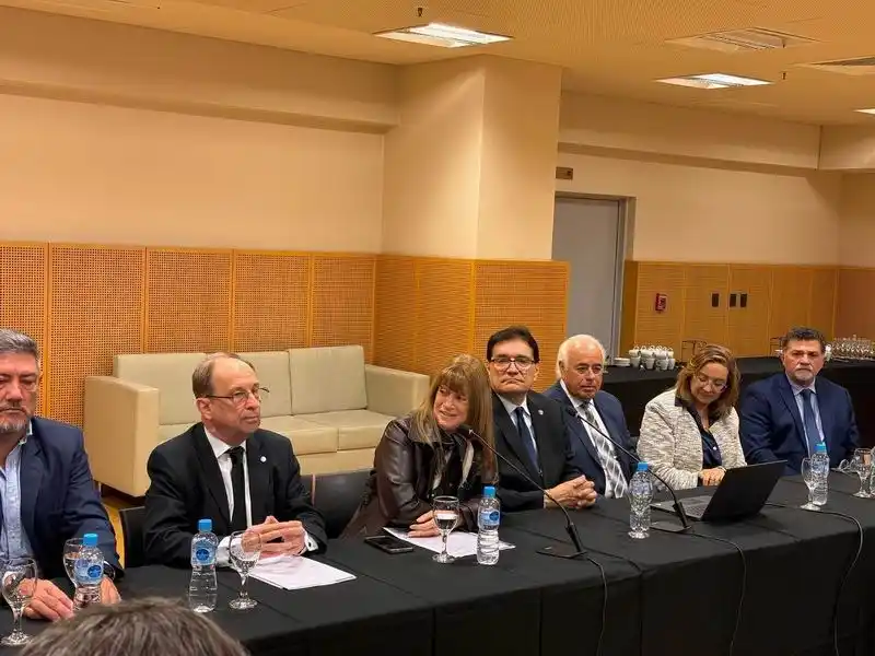 El ministro Coll instó a revalorizar la palabra frente a la manipulación informativa