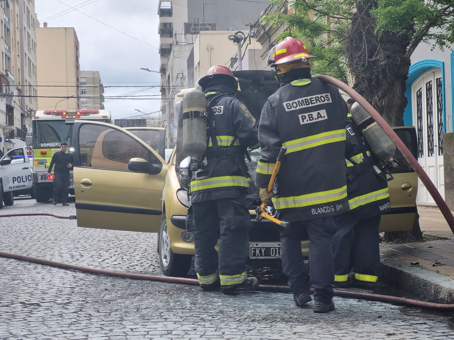 Bomberos apagaron las llamas.