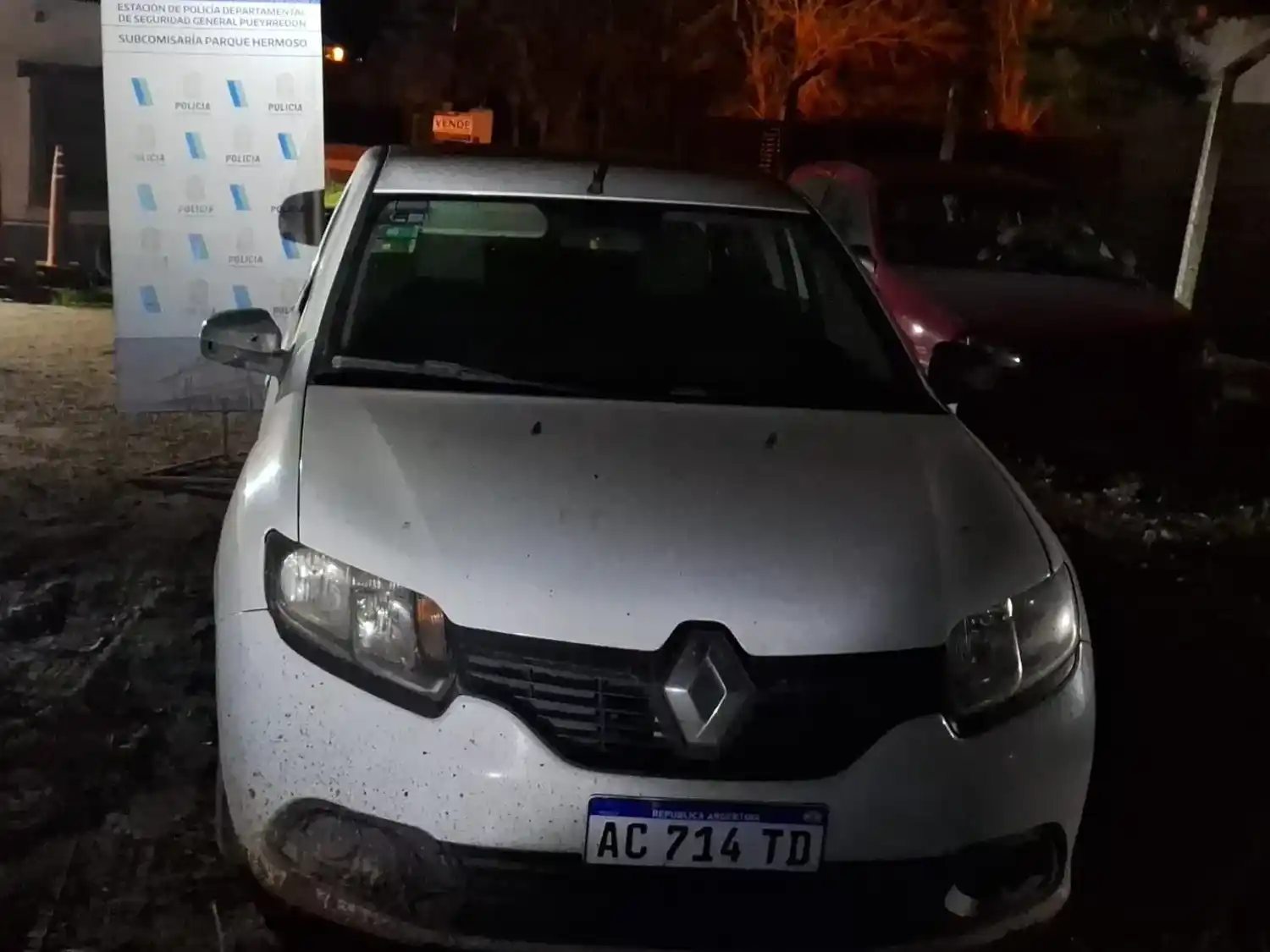 Aprehendieron a un hombre que circulaba en un auto robado con una patente adulterada