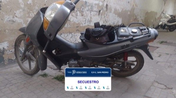 La moto fue encontrada por la policía en la vía pública pero no tiene pedido de secuestro. Foto: prensa Policía.