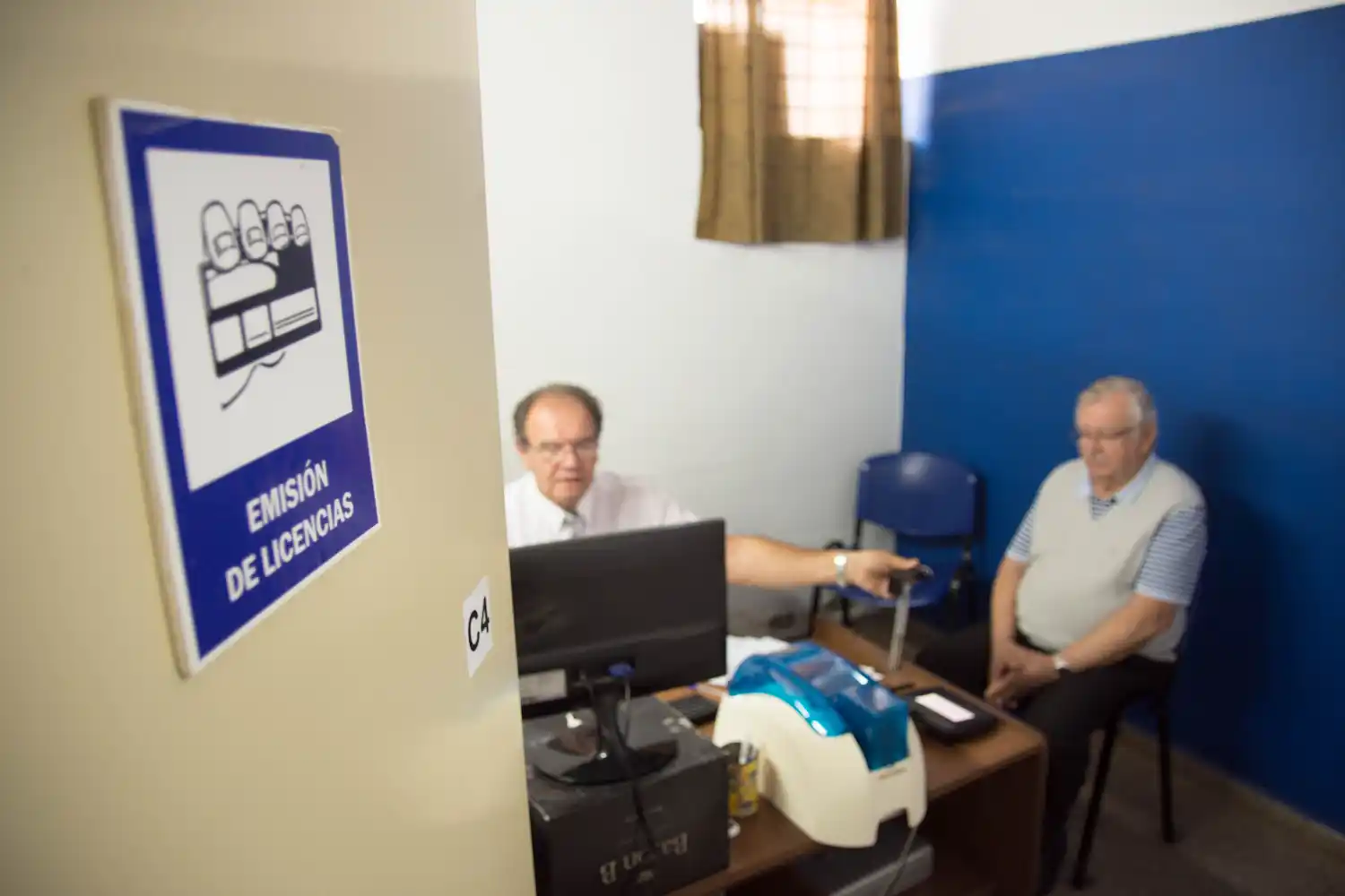 Proponen impedir que deudores alimentarios accedan a la licencia de conducir