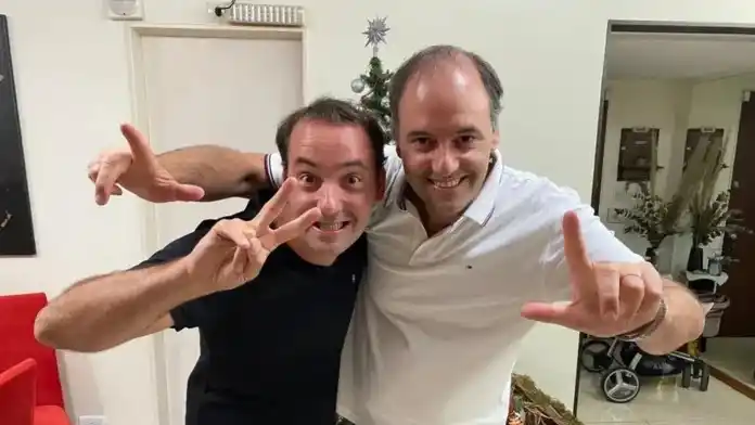 Manuel Adorni con su hermano Francisco, ahora candidato número uno de la lista seccional de la octava.