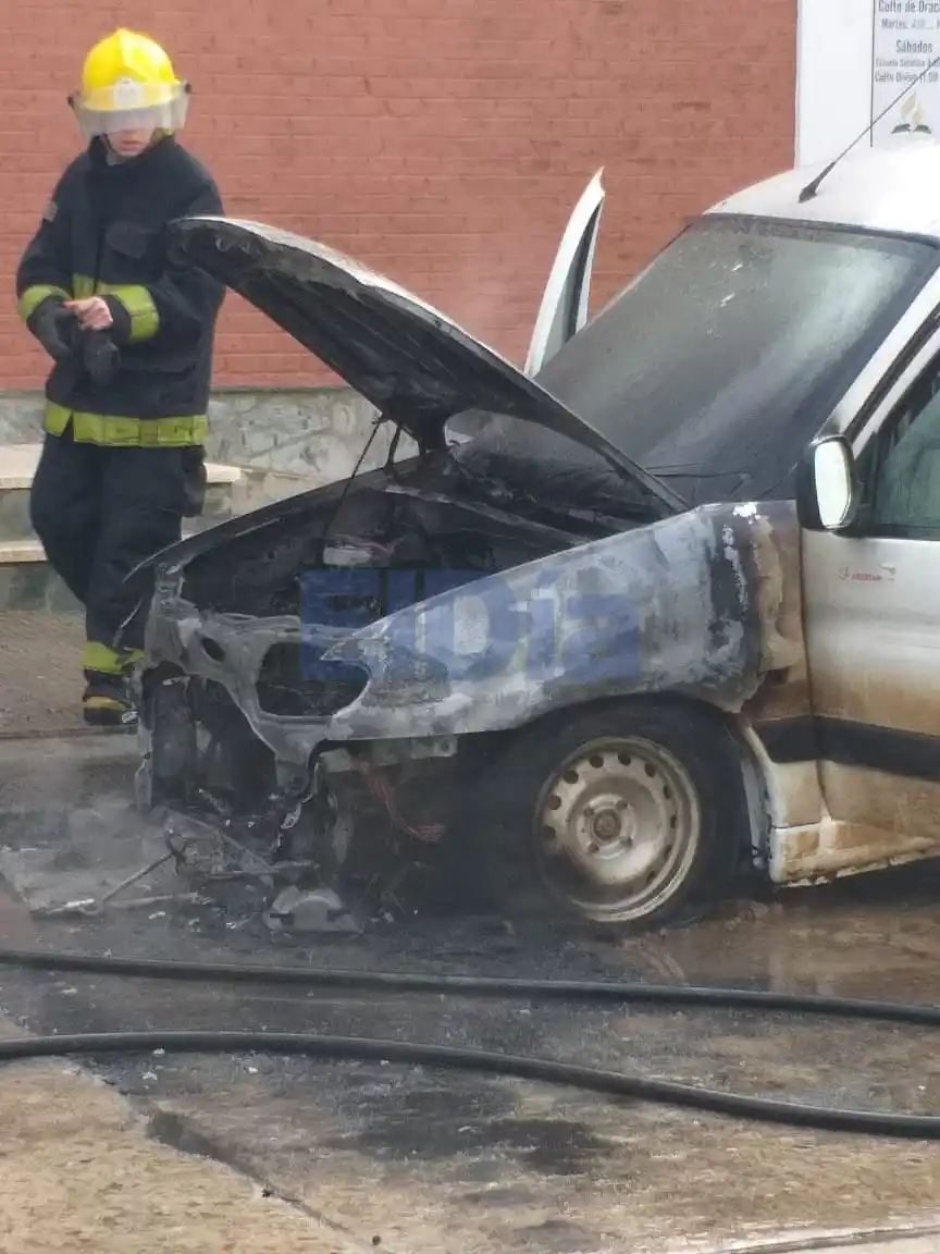 Fuego y susto: Una camioneta se incendió mientras circulaba 
