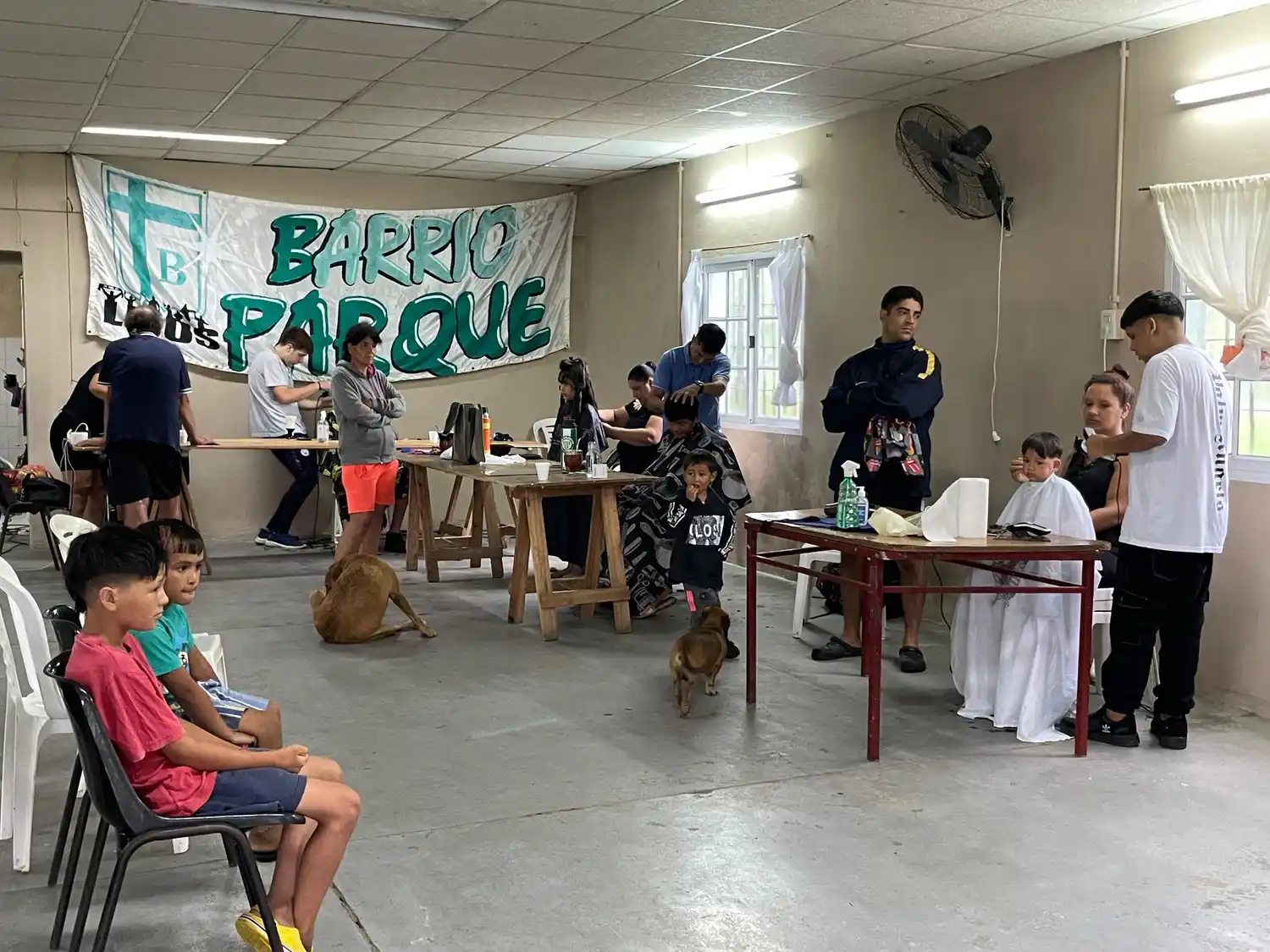 Más de 20 peluqueros de nuestra ciudad participaron de esta movida solidaria que permitió que 150 niños tengan su corte de cabello gratuito antes de empezar las clases