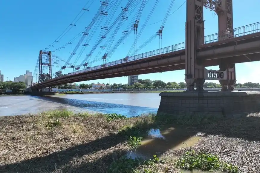 Un embalsado se atascó bajo el Puente Colgante de Santa Fe y lo retirará el Ejército: ¿cómo será el operativo?