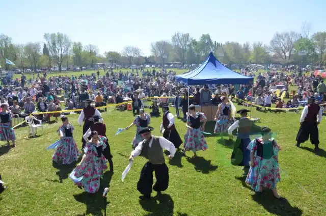 Una multitud en la Fiesta de la Vaquillona con Cuero y la Papa Frita