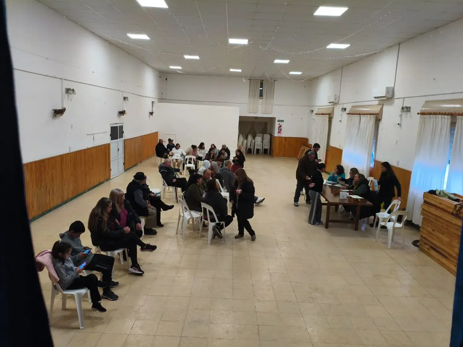 En Coronel Dorrego, vecinos esperando su turno para ser atendidos; una imagen que se repitió en El Perdido y Oriente