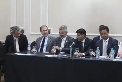 Matías Moreno, en el centro, escuchando la sentencia.
