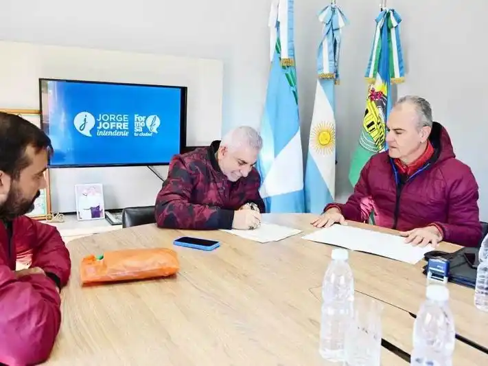 Jofré firmó la escritura del terreno
del Club de Rugby y Hockey Chajá