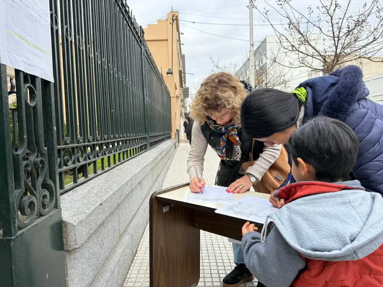 Vecinos firman para exigir Zona Fría. Uno de los puntos de la campaña es en la oficina de la Secretaría de Legales del Municipio.