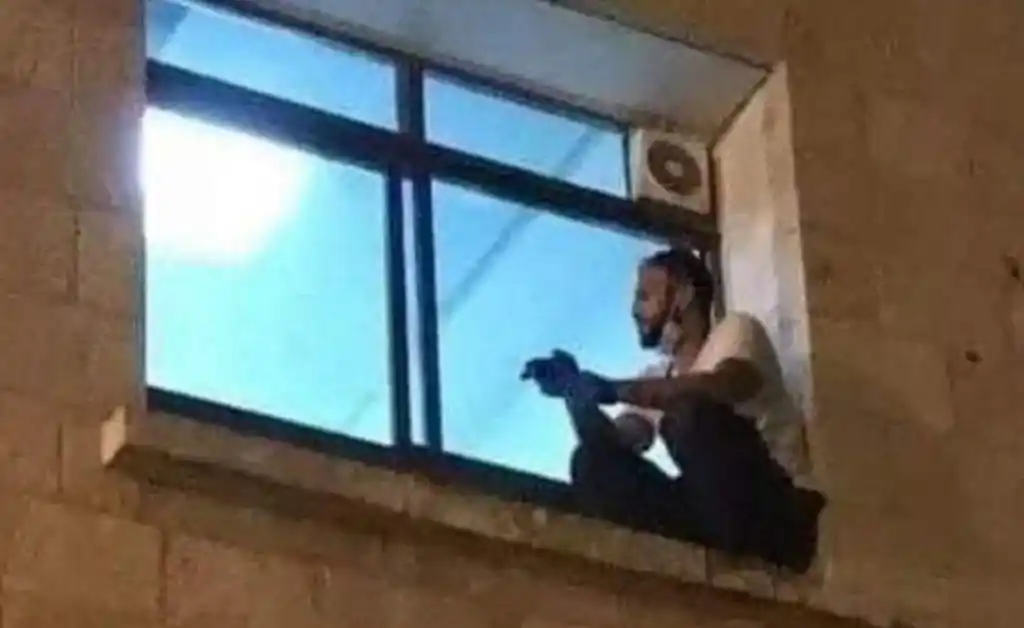 Un palestino trepó a hasta la ventana de terapia intensiva para despedir a su mamá enferma de Covid-19