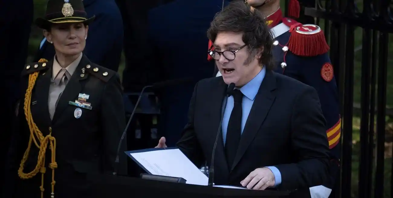 El presidente argentino, Javier Milei, habla durante un acto realizado frente al Monumento a los Caídos en Malvinas en 2025. Crédito: Xinhua/Martín Zabala