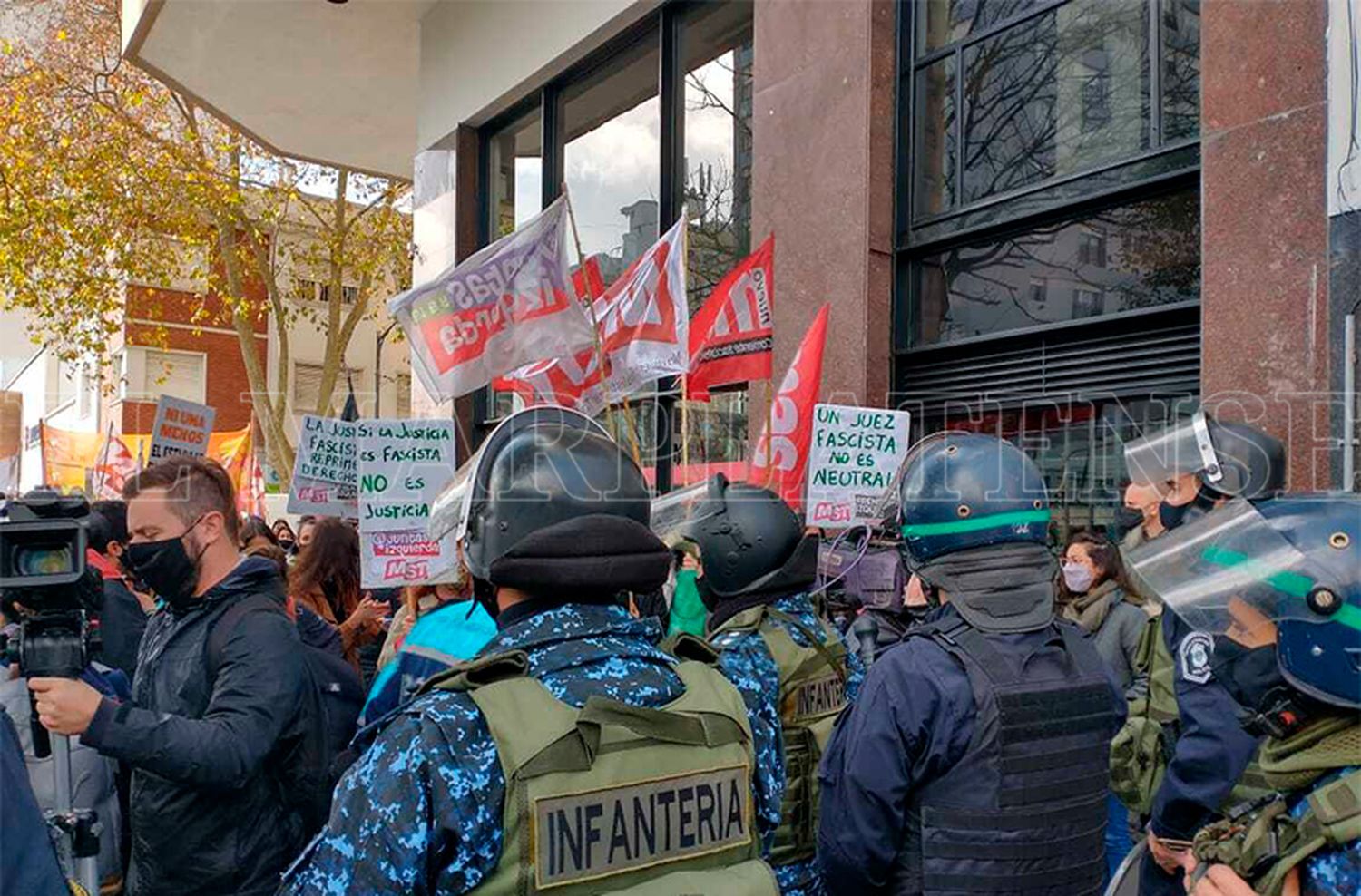 Aborto: un cordón policial evita enfrentamientos en el Juzgado Federal N°4