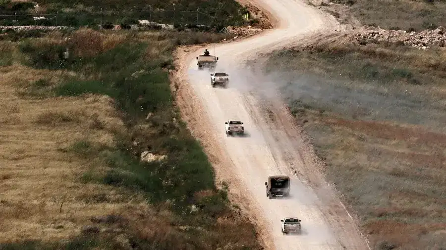 Un convoy de vehículos militares israelíes realiza maniobras en el sur del Líbano. EFE/EPA/Atef Safadi