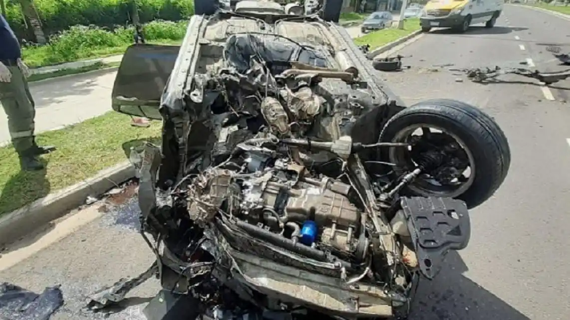 Espectacular vuelco de un auto en una avenida de acceso a Paraná