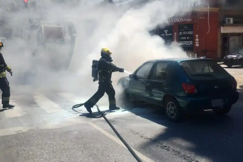 Auto incendiado en Echesortu.