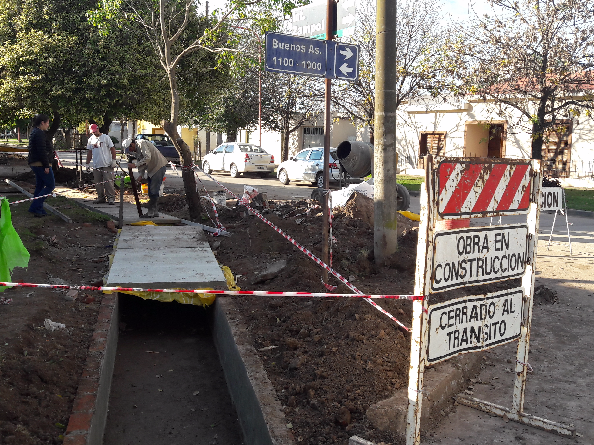 Tevez inspeccionó obras de desagües y bacheo 